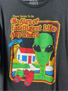 Graphic Alien Tee with 'No Sign of Intelligent Life' Text